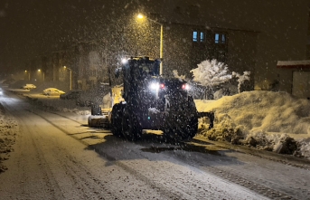 Yüksekova Belediyesi Ekipleri Kar Mesaisinde