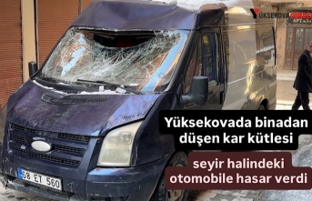 Yüksekovada binadan düşen kar kütlesi seyir halindeki otomobile hasar verdi