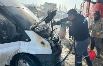 Yüksekova’da bir minibüs alev aldı, itfaiye ekipleri...