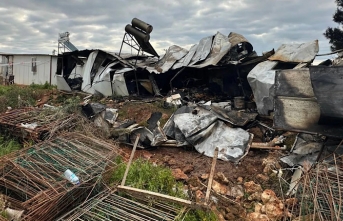 Antalya'da Suriyeli sera işçilerinin konteynerinde...