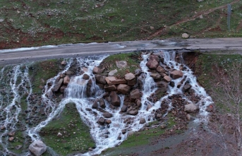 Hakkari’de asfaltın ortasından su pınarı fışkırdı
