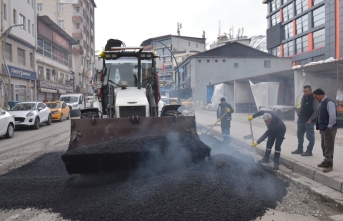 Hakkari’de Bozulan Yollar Sıcak Asfaltla Onarılıyor