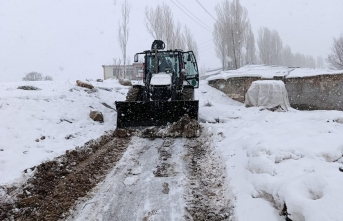 Hakkari’de Karla Mücadele Sürüyor: 82 Yerleşim Yerinin Yolu Kapalı