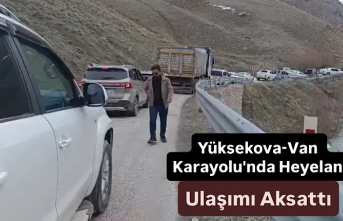 Yüksekova-Van Karayolu'nda Heyelan Ulaşımı...