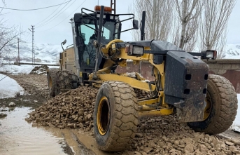 Yüksekova’da Bozulan Yollarda Çalışma Başlatıldı