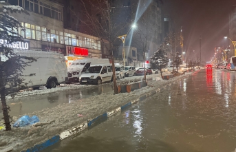 Yüksekova’da karla karışık yağmur hayatı felç etti