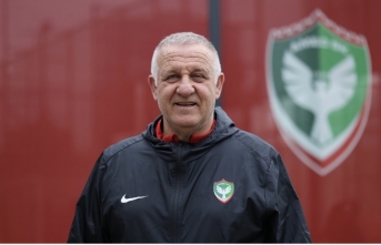 Amedspor teknik direktör Mesut Bakkal ile yollarını...