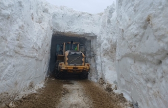 Hakkari’de Nisan Ayında Karla Mücadele Sürüyor