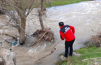 Şemdinli’de dereye düşen çocuk aranıyor