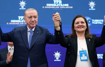 Burcu Köksal AK Parti’ye katıldı: Rozetini Cumhurbaşkanı Erdoğan taktı