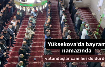 Yüksekova'da bayram namazında vatandaşlar camileri doldurdu