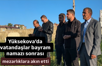 Yüksekova’da vatandaşlar bayram namazı sonrası...