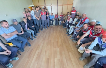Yüksekova Belediyesi Eşbaşkanları Temizlik Personeliyle...