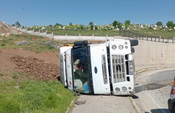 Yüksekova Çevre Yolunda Kamyon Devrildi