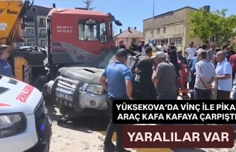 Yüksekova'da hafif ticari araç ile vinç çarpıştı: 1 yaralı