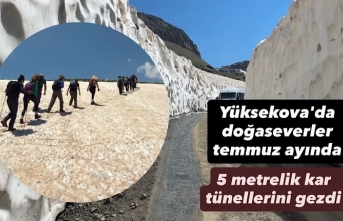 Yüksekova'da doğaseverler temmuz ayında 5 metrelik kar tünellerini gezdi