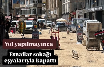 Yüksekova’da Sanat Sokağı Esnafı Yolu Kapatarak Tepki Gösterdi