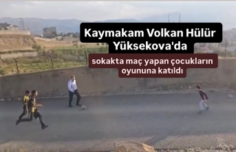 Kaymakam Volkan Hülür Yüksekova'da sokakta...