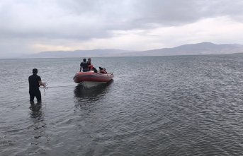 Van Gölü’nde can simidiyle sürüklenen 3 kişi...
