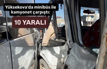 Yüksekova'da minibüs ile kamyonet çarpıştı:...