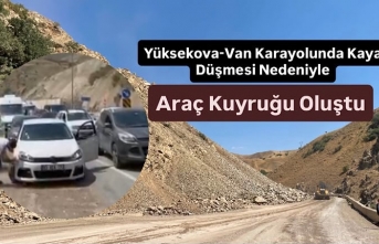 Yüksekova-Van Karayolunda Kaya Düşmesi Nedeniyle...