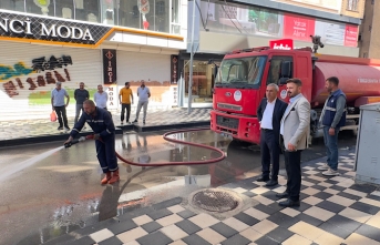 Yüksekova’da Caddeler Tazyikli Suyla Temizlendi