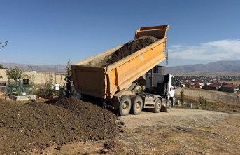 Mezarlık TOKİ’de Mezarlık Yollarında kumlama...