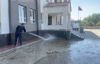 Yüksekova’da Okul Önlerinde Temizlik Çalışması