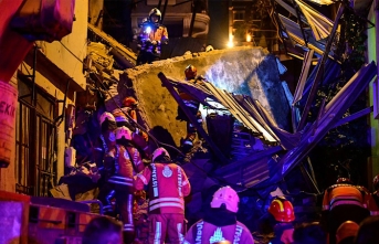 Beyoğlu’nda 5 katlı metruk bina çöktü