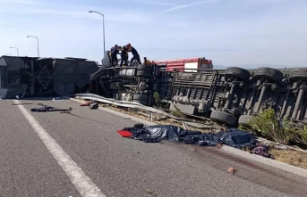 Manisa’da yolcu otobüsü ile TIR çarpıştı:...