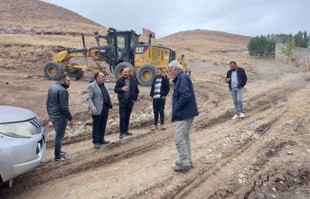 Yüksekova’da Yol Çalışmaları Sürüyor