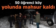 50 öğrenci köy yolunda mahsur kaldı