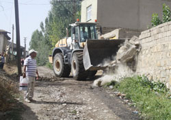 YOL GENİŞLETME ÇALIŞMALARI DEVAM EDİYOR