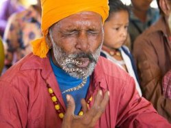 HİNTLİ ADAM YILANI YUTTU