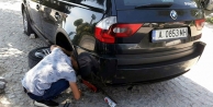Araçlarına zarar verdikleri gurbeçileri dolandıran...