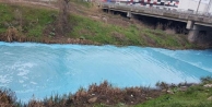 Atık dökülen derenin rengi turkuaz oldu