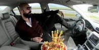 Ayağıyla otomobil kullanıp, meyve yiyen magandaya...