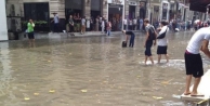 Beyoğlu'nda Sokaklar Göle Döndü