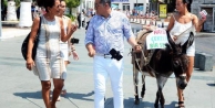 Bodrum sokaklarında 'eşekli türkü tanıtımı'...