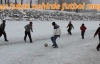 Buz tutan nehirde futbol maçı