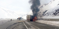 Buzda kayan TIR duvara çarpıp yandı
