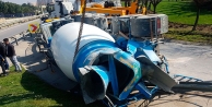 D-100'de beton mikseri devrildi: 1 kişi yaralandı,...
