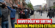 Davutoğlu’nu sırtını dönerek protesto ettiler