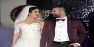 Düğününden gelinlikle haber sundu