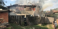 Düzce'de iki katlı ev alev alev yandı