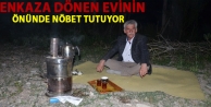Enkaza Dönen Evinin Önünde Nöbet Tutuyor