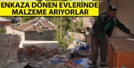 Enkaza Dönen Evlerinde Malzeme Arıyorlar