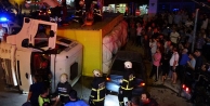 Freni boşalan kamyon iki otomobile çarparak devrildi