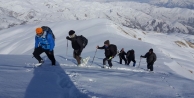 Hakkarili dağcılar yeni yılın ilk kış tırmanışını...