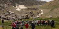 Hakkari'ye gelen 20 üniversiteli Berçelan Yaylası'nı...
